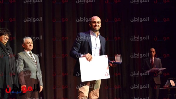 أحمد مراد يتسلم جائزة