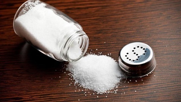 مسح الأرض بمايه وملح
