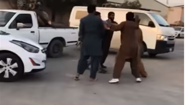 خناقة عنيفة بين باكستانيين