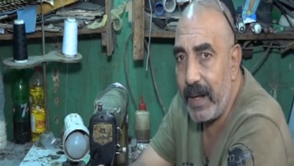 عامل احذية ذوي الاعاقة