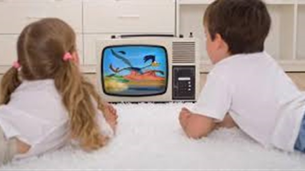 أطفال يشاهدون الكرتون