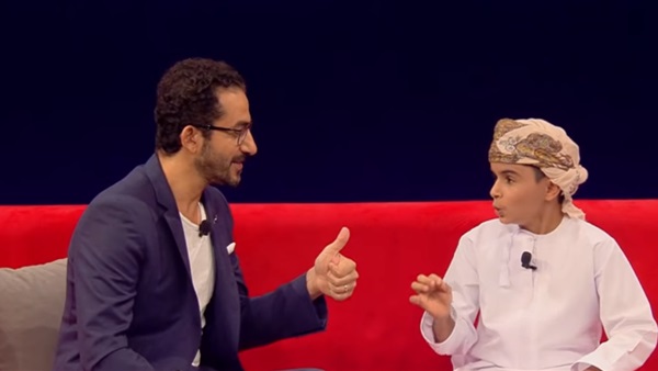 طفل عماني يخطف اعجاب