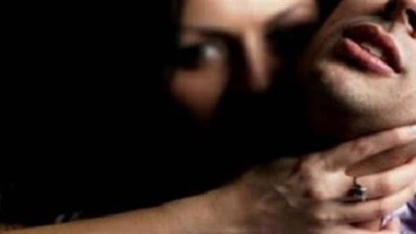 سيدة تجرد رجل من