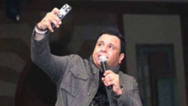 محمد فؤاد يحتفل برأس