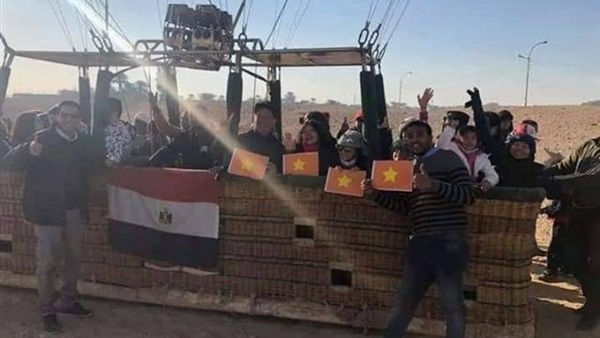 سياح فيتنام وعلم