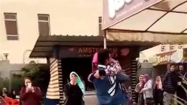 طالب يحتضن طالبة