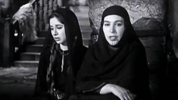 امرأة في مشهد