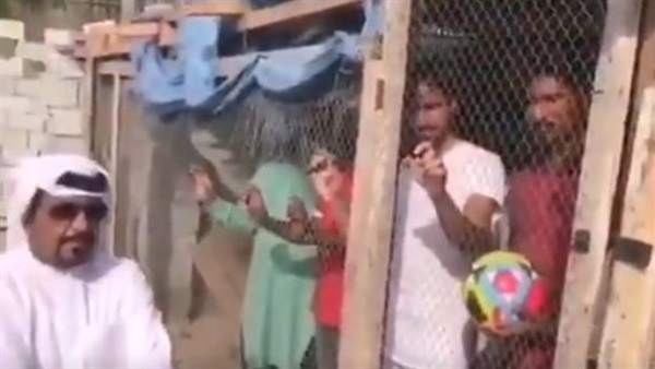 إماراتى يحبس هنود