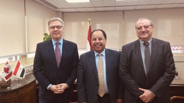 وزير المالية يلتقي