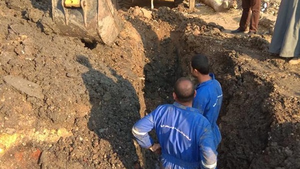 إصلاح خطين مياه بقرية