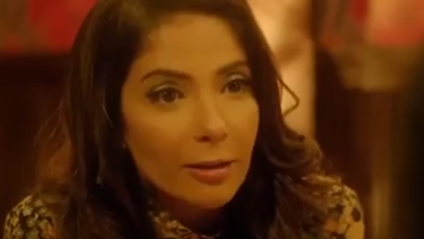 امرأة في مشهد