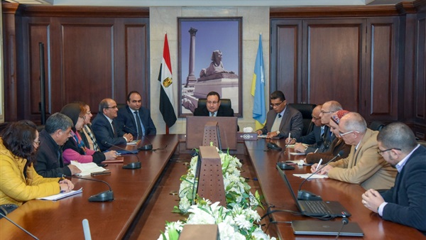 الدكتور عبد العزيز