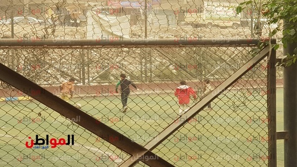 أطفال يلعبون الكرة