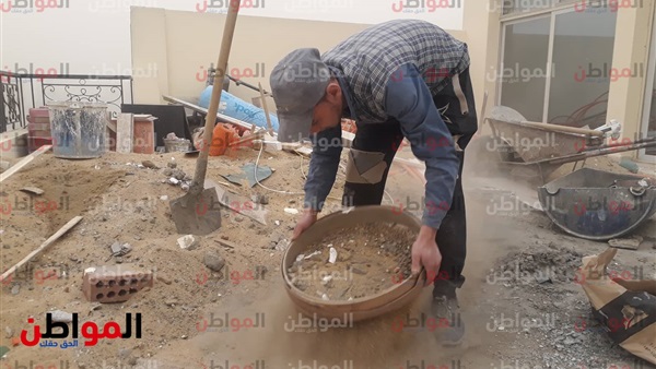 عامل يقاوم العواصف