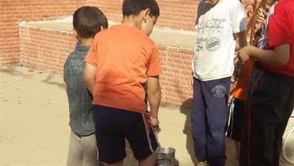 أطفال غاضبون من انقطاع