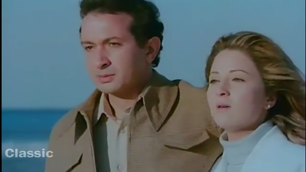 امرأة في مشهد