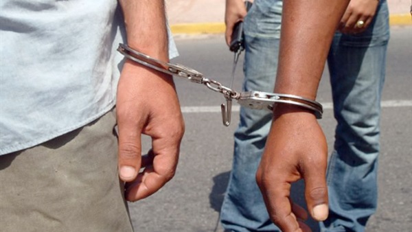 3 عاطلين يتاجرون