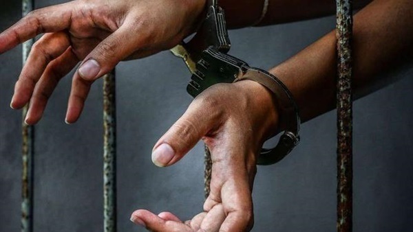ثلاثيني يتاجر في