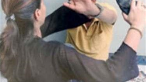 أجنبية تضرب ابنتها