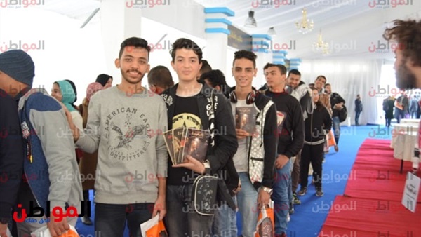 طوابير على حفل توقيع
