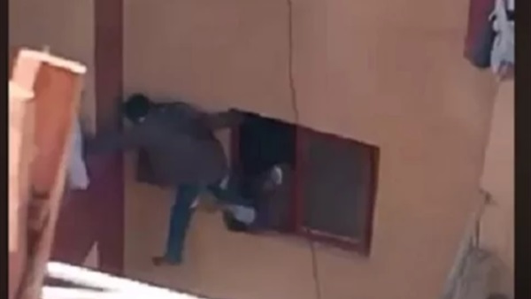 والد طفل البلكونة