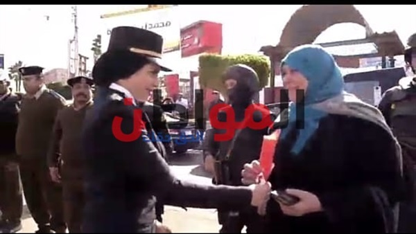 توزيع الورود والحلوى