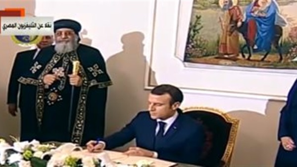 ماكرون وسجل زوار