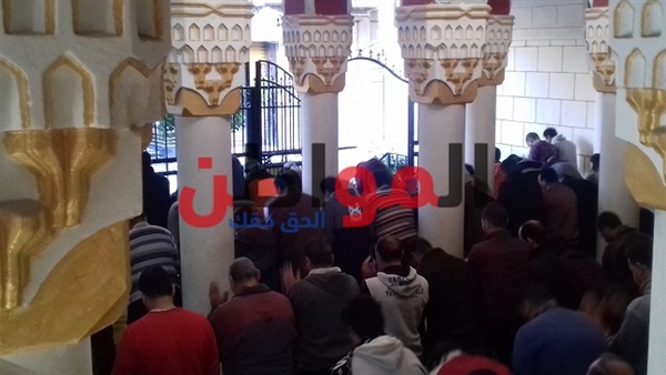 أهالي العجمي يؤدون