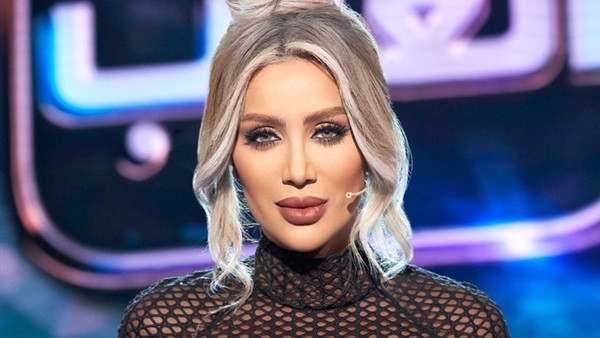 مايا دياب بقميص نوم