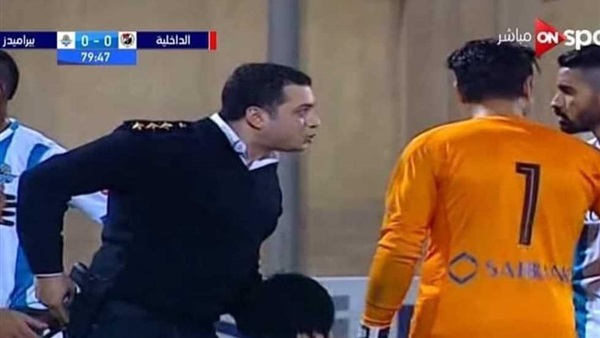 أحد الظباط خلال تواجده