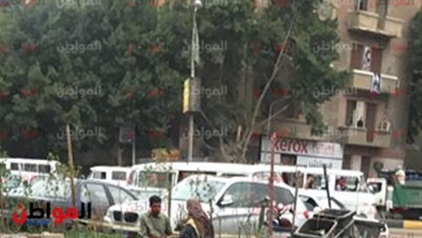عاملة نظافة تتناول