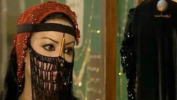 امرأة في مشهد