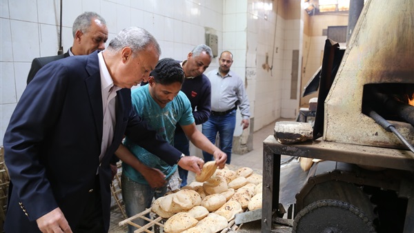 محافظ قنا داخل المخابز