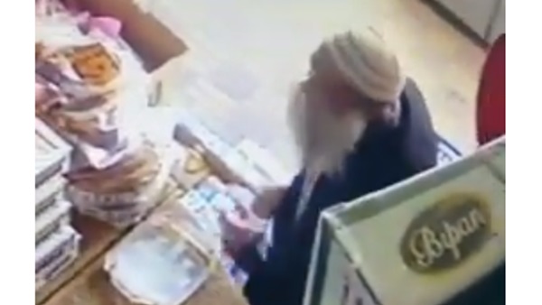 عجوز يسرق سوبر ماركت