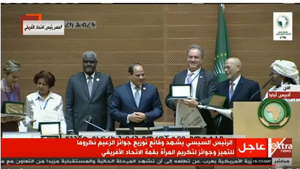 السيسي يلتقط الصور
