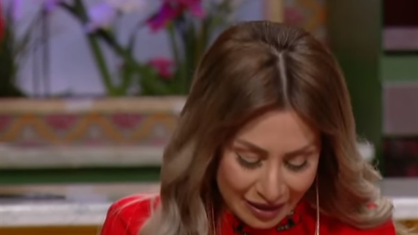 مذيعة كلام بنات تبكي