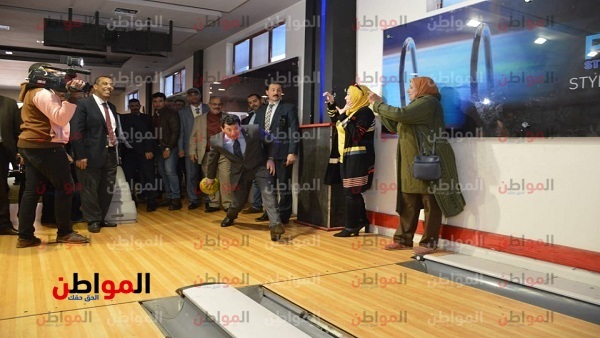 وزير الرياضة يلعب