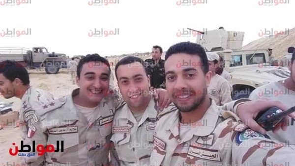 الشهيد وسط زملاءه