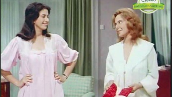 امرأة في مشهد