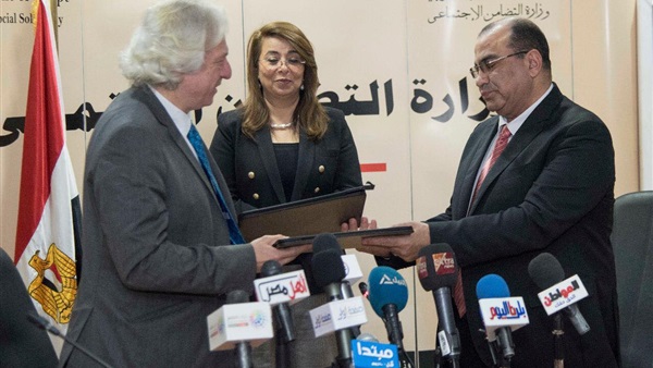أول مستشفى عائم في