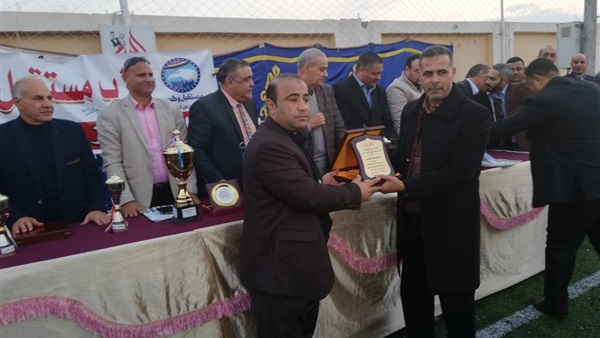 إهداء درع البطولة