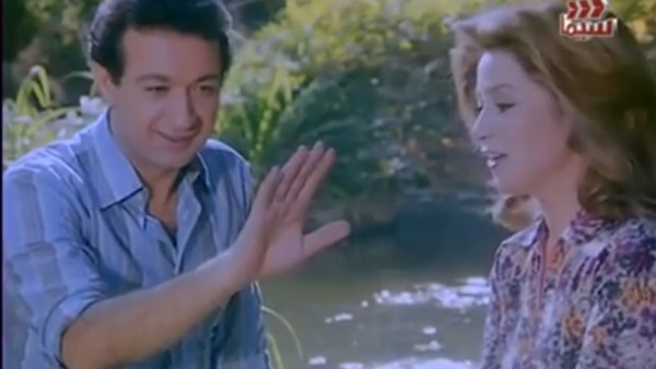امرأة في مشهد
