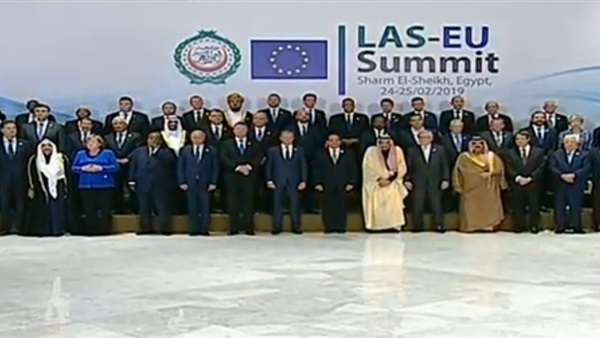 صورة جماعية في القمة