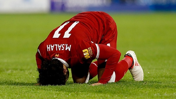 محمد صلاح يحتفل بالسجود
