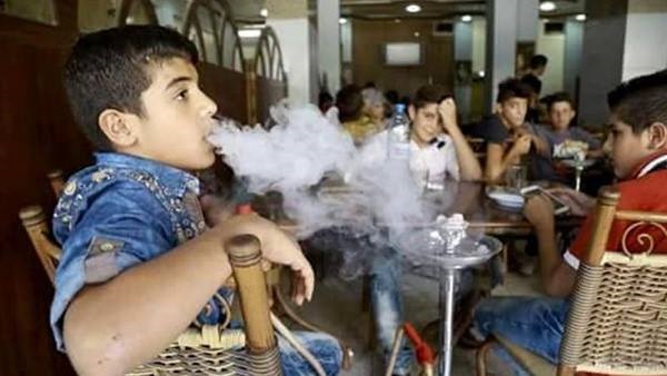 أطفال يتناولون الشيشة