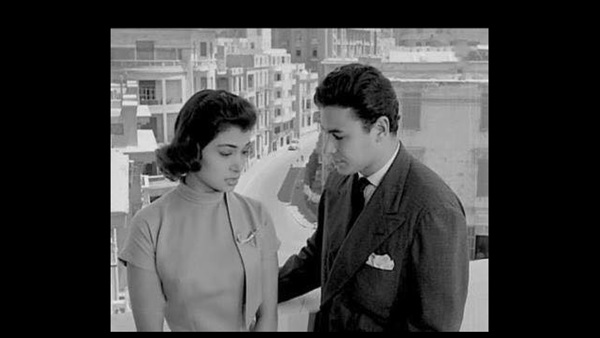 امرأة في مشهد
