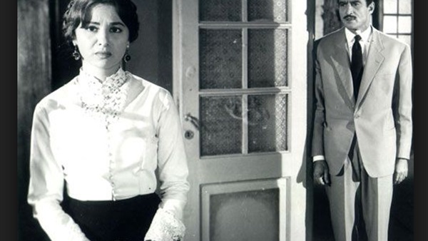 امرأة في مشهد