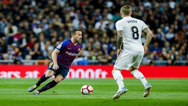 أرثر لاعب وسط برشلونة