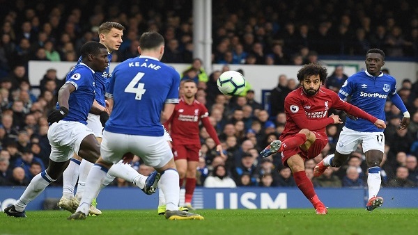 محمد صلاح يسدد الكرة