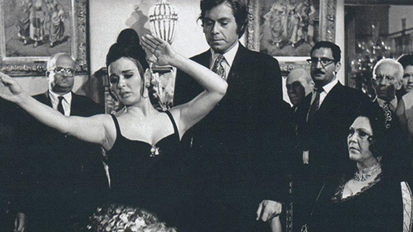 امرأة في مشهد